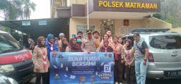 Polisi Bersama Pramuka Bagikan Takjil Kepada Pengguna Jalan di Matraman