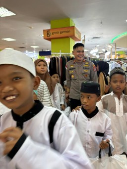 Indahnya Ramadhan, Kapolsek Simokerto Bersama Ibu Bhayangakari Beri Santunan Kepada Anak Yatim Piatu 