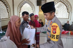 Jumat Berkah Kapolres Karangasem Serahkan Sembako Kepada Warga