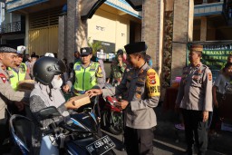 Kapolres Karangasem Berbagi Takjil di Bulan Suci Ramadhan