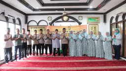 Kapolsek Pulogadung Bagikan Santuan ke Anak Yatim 