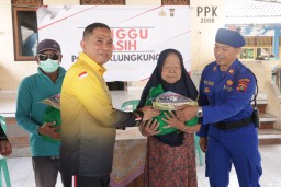 Polres Klungkung Berbagi Dengan Masyarakat Desa Kampung Kusamba di Program Minggu Kasih