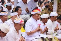 Kapolres Karangasem Dampingi Wakapolda Bali dan Kabid Propam Polda Bali Laksanakan Persembahyangan di Pura Agung Besakih