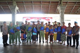 Gelar Minggu Kasih Kapolres Buleleng Berikan Paket Sembako di Desa Bongancina Busungbiu