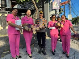 Kapolsek Densel Bersama Pengurus Bhayangkari Bagikan Takjil Berbagi Berkah di Bulan Suci Ramadhan