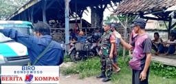 Pastikan Aman, Anggota Koramil 0822/01 Bondowoso Lakukan Penetiban di Pasar Hewan