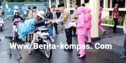 Berkah Ramadhan, Polres Bondowoso Bersama Bhayangkari Bagi - bagi Takjil Kepada Pengendara