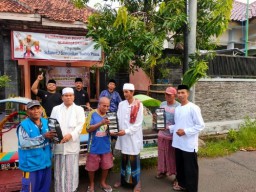 AWAS dan Perguruan Pencak Silat "Surban Putih" Berbagi Sarung Kepada Abang Becak