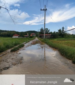 Jalan Rusak Parah di Desa Buker Kabupaten Sampang Tak Kunjung Diperbaiki