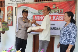 Minggu Kasih, Kapolres Klungkung Bagikan Sembako kepada Komunitas Motor dan Ojek Online