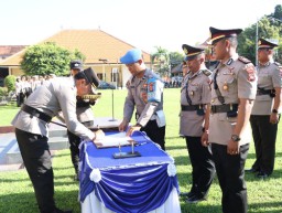 Kapolres Buleleng Memimpin Upacara Serah Terima Jabatan, Sertijab Dirangkai dengan Penggunaan Jam Pimpinan Polres Buleleng