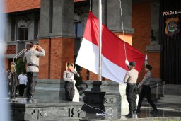 Kapolda Bali Pimpin Upacara Hari Kesadaran Nasional, Apresiasi dan Reward bagi Anggota Berprestasi