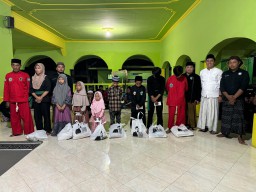 Zainal Arifin Calon Bupati Probolinggo Berikan Santunan Anak Yatim Pada Acara Peringatan Nuzulul Quran di Kecamatan Pakuniran