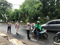 Polisi Bagikan Takjil Ramadhan di Pulogadung