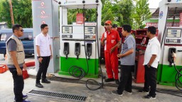 Polres Bangkalan Awasi SPBU, Cek Ketersediaan BBM Menjelang Mudik Lebaran 2024