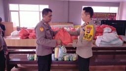 Wujud Kepedulian dan Kecintaan di Bulan Ramadhan, Kapolsek Cakung Bagikan Sembako ke Personil Polsek dan PHL