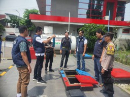 Belasan SPBU di Surabaya Utara Aman, Polres Tanjung Perak Pastikan Tidak Ada Campuran Zat Lain - Stok Cukup