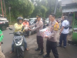Ramadhan Berkah, Polsek Pulogadung Berbagi Takjil Kepada Pengguna Jalan Raya