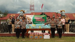Ramadhan Penuh Berkah, Polwan Polres Bengkayang Bagikan Takjil Kepada Masyarakat