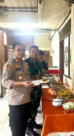 Kapolsek Duren Sawit Buka Puasa Bersama Dengan Danramil-08 Duren Sawit Perkuat Sinergitas