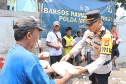 Baksos Ramadhan Presisi Polda Metro Jaya di Muara Baru Dengan Sasaran Pemulung dan Petugas Kebersihan