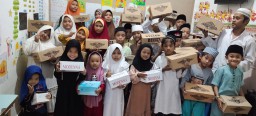 27 Anak Yatim Piatu Asuhan Himmatun Ayat Terima Sepatu Baru Dari Kapolsek Simokerto
