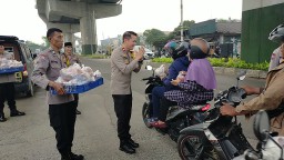 Peduli Sesama di Bulan Ramadhan, Polsek Cakung Bagikan Takjil dan Makanan Gratis Kepada Pengguna Jalan