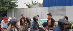 Media Liputankasus.com Bagikan 500 Paket Takjil Kepada Pengendara Yang Melintas di Jalan Raya Sememi