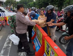 Polsek Simokerto Bagikan 100 Nasi Kotak ke Tukang Becak Ojek Online di Depan ITC Mall