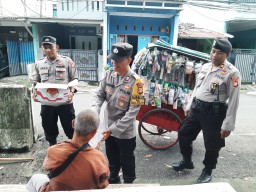 Peduli Ramadhan, Personil Polsek Pulogadung Bagikan Takjil Kepada Warga dan Pedagang Asongan