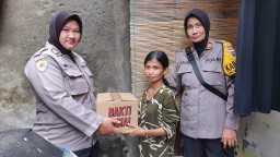 Polwan Polres Tanjung Perak Door To Door Bagikan Bansos Kepada Warga Kurang Mampu
