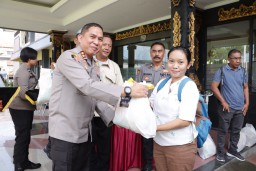 Jalin Silaturahmi Kapolres Klungkung Bagikan Bingkisan Lebaran Kepada Awak Media