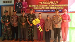 Lakukan Bedah Rumah Kapolres Bengkayang Resmikan dan Serahkan Kunci Rumah Korban Kebakaran di Sanggau Ledo