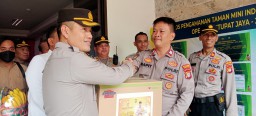 Wakapolres Metro Jakarta Timur Cek Pos Pelayanan dan Pospam Serta Bagikan Bingkisan Kepada Personil