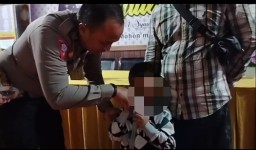 Petugas Pos Yan Operasi Ketupat Polres Sampang Berhasil Pertemukan Anak Terpisah Dengan Ibunya di Alun-Alun Trunojoyo
