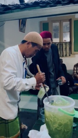 Penjual Es Kebanjiran Berkah di Rumah Tua Penuh Sejarah