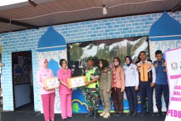 Kapolres Nganjuk Bersama Ketua Bhayangkari Cabang Nganjuk Beri Dukungan Moral Anggota Pos Pam dan Yan Operasi Ketupat Semeru 2024
