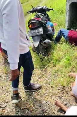 Niat Mudik Lebaran, Ayah Dan Anak Warga Surabaya Meninggal Usai Tabrak Box Culvert di Jrengik Sampang