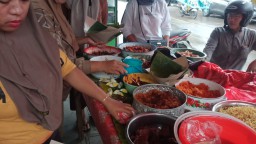 Nasi Rames Emak Mina, Nasi Viral Depan Pasar Rongtengah Sampang