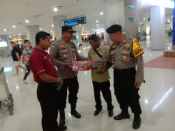 Satgas Preemtif Operasi Ketupat Agung Polres Bandara Sebar Puluhan Brosur Himbauan Kamtibmas