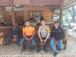 Anggota Polsek Cigeulis Polres Pandeglang Laksanakan Giat Pengamanan Lokasi Objek Wisata