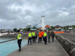 Pulau Nusa Penida Ramai Dikunjungi Wisatawan, Polres Klungkung Siagakan Personel untuk Mengamankan Kegiatan Liburan