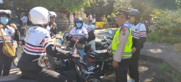 Subsatgas Binmas Ops Ketupat Agung Polres Klungkung, Sampaikan Himbauan Tertib Berlalu Lintas Kepada Komunitas Motor