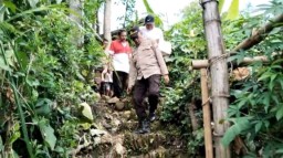 Polres Tulungagung Beri Bantuan Warga Desa Kedoyo yang Mengalami Musibah Akibat Hujan Deras