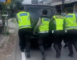 OPS Ketupat Semeru 2024 Polisi Bantu Kendaraan Pemudik Mogok di Kota Kediri