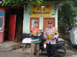 Bhabinkamtibmas Bagikan Brosur dan Sosialisasikan Penerimaan Terpadu Anggota Polri Tahun 2024 di Wilayahnya