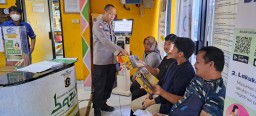 Penerimaan Terpadu Anggota Polri Tahun 2024, Bhabinkamtibmas Polsek Pasar Rebo Bagikan dan Tempelkan Brosur
