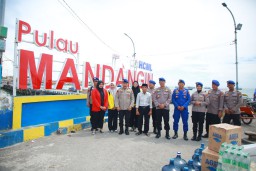 Ditpolairud Polda Jatim Gelar Program Sambang Nusa Presisi di Pulau Mandangin Sampang