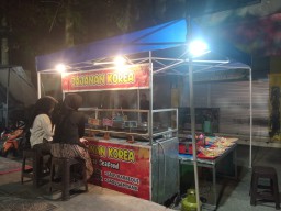 Jajanan Korean Food, Kuliner Kekinian Depan pasar Rongtengah Sampang Yang Digemari Anak Muda