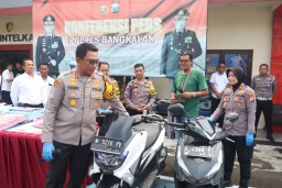 Kapolres Bangkalan Serahterimakan Langsung Sepeda Motor Yang Hilang Dicuri 6 Tahun Silam